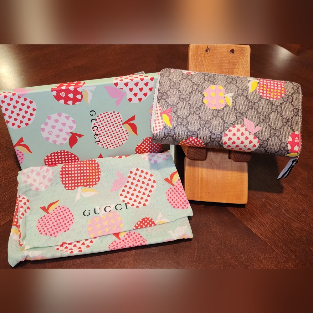 Gucci Les Pommes Supreme Apple Heart Continental Wallet